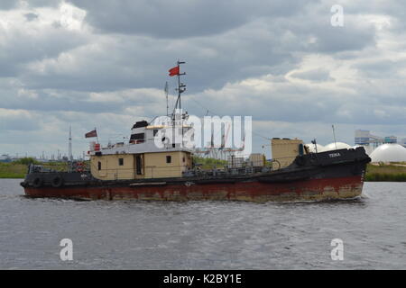 Rostige Schiff durch Fluss Stockfoto