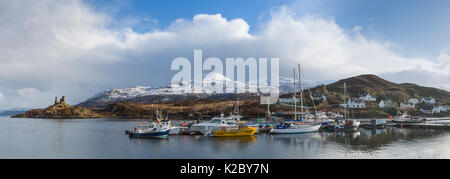 Kyleakin Hafen, mit den Ruinen von Caisteal Maol auf der linken Seite. Isle of Skye, Schottland. März 2015. Digital geheftete Panorama. Stockfoto