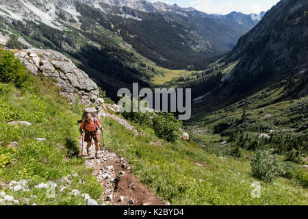 Vicky Frühling Wandern entlang zur Spinne Lücke, Glacier Peak Wilderness, Wenatchee National Forest, Washington, USA, September 2014. Stockfoto