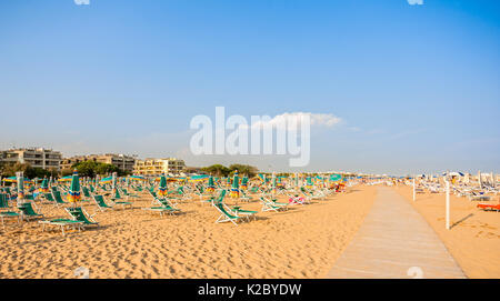 Sonnenschirm Strand zum Relaxen und Sonne setzen Strand. Bibione, Italien Stockfoto