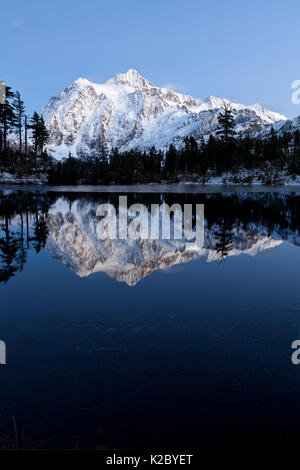 Reflexion des Mount Shuksan in Bild See, Heather Lake National Recreation Area, Washington, USA, November 2014. Stockfoto