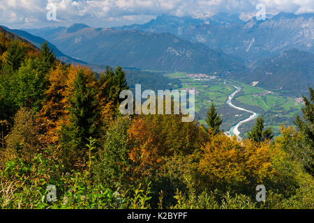 Kobarid und der Fluss Soca Tal Soca, in den Julischen Alpen, Slowenien, Oktober 2014. Stockfoto