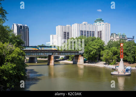 Der Assiniboine River, einem CN Zug an den Gabeln National Historic Site in Winnipeg, Manitoba, Kanada. Stockfoto