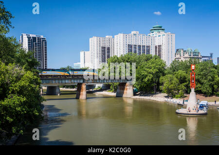 Der Assiniboine River, einem CN Zug an den Gabeln National Historic Site in Winnipeg, Manitoba, Kanada. Stockfoto