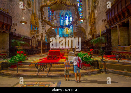 PALMA DE MALLORCA, SPANIEN - 18. AUGUST 2017: Innenansicht der Kathedrale Santa Maria von Palma La Seu in Palma de Mallorca, Spanien Stockfoto