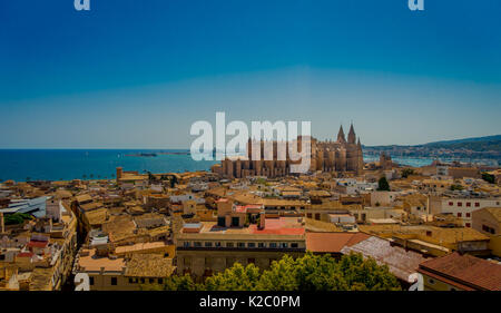 PALMA DE MALLORCA, SPANIEN - 18. AUGUST 2017: Wunderschöner Blick über die Dächer der Stadt Palma de Mallorca mit der Kathedrale Santa Maria in der Horizont in einem schönen blauen sonnigen Tag in Palma de Mallorca, Spanien Stockfoto