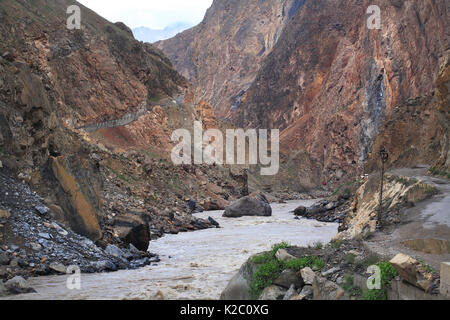 Pyandzh River Gorge entlang der Grenze zwischen Tadschikistan (rechts) - Afghanistan (links) Region Badakhshan, Pamir, Zentralasien. Juni. Stockfoto