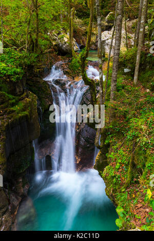 Wasserfall in der Großen Soca Schlucht, der Fluss Soca, lepena Tal, die Julischen Alpen, Bovec, Slowenien, Oktober 2014. Stockfoto