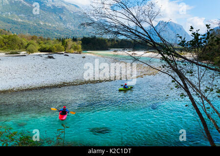 Kayaker im Fluss Soca, Soca Tal, die Julischen Alpen, Bovec, Slowenien, Oktober. Stockfoto