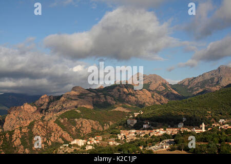 Die calanche Piana Felsen und Dorf Piana im Vordergrund, Golf von Porto, Korsika Natural Regional Park, Insel Korsika, Korsika, Frankreich, September Stockfoto