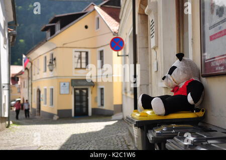 Abgebrochene Bär Spielzeug in die Altstadt Straße Kamnik Stockfoto