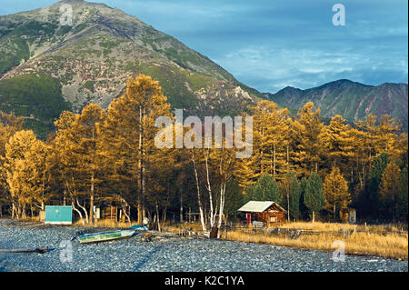 Der Ranger Haus neben der Baikalsee, mit Bergen im Hintergrund, "brauner Bär Küste" Baikalo-Lensky Naturschutzgebiet, Sibirien, Russland, September 2013. Abgeschlossen Stockfoto