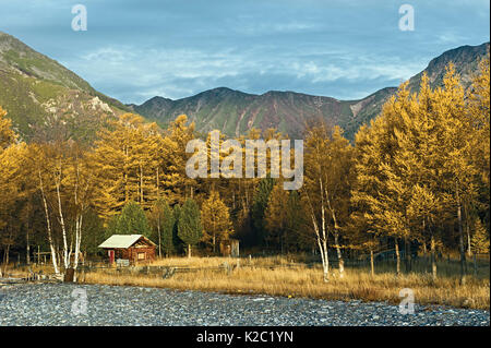 Der Ranger Haus neben der Baikalsee, mit Bergen im Hintergrund, "brauner Bär Küste" Baikalo-Lensky Naturschutzgebiet, Sibirien, Russland, September 2013. Abgeschlossen Stockfoto