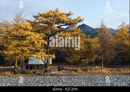 Der Ranger Haus neben der Baikalsee, mit Bergen im Hintergrund, "brauner Bär Küste" Baikalo-Lensky Naturschutzgebiet, Sibirien, Russland, September 2013. Abgeschlossen Stockfoto