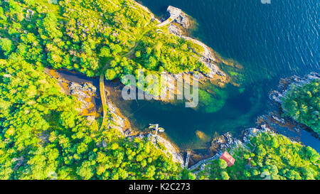 Luftaufnahme der kleinen Bucht für die Fischerboote in der Nähe von Bergen, Norwegen. Stockfoto