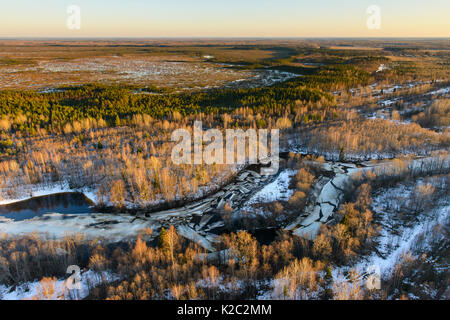 Luftaufnahme von Eis brechen in Halliste River, mit Kuresoo im Hintergrund Moor. Soomaa Nationalpark, Tallinn County. Estland, April 2013. Stockfoto