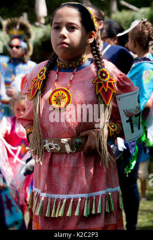 Eine Native American Mädchen mit einem Jingle dress Tänze in Grand Eintrag Stockfoto