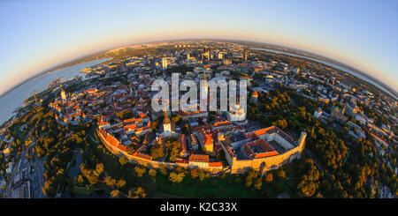 Antenne mit fischaugenobjektiv Tallinns Altstadt und Stadtzentrum bei Sonnenuntergang. Harjumaa, Estland, Oktober 2013. Stockfoto