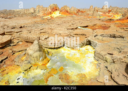 Dallol hot spring mit Salz Konkretionen farbigen von Schwefel, Kalium und Eisen, Dallol Vulkan, die danakil Depression, Äthiopien, März 2015. Stockfoto