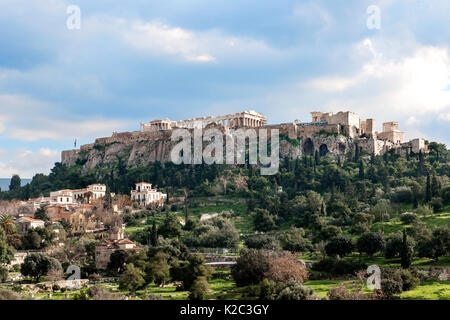 Akropolis und die Akropolis von Athen ab Thiseio gesehen. In der linken Ecke ist Plaka, einem historischen Viertel von Athen, Attika, Athen, Griechenland, Mittelmeer, Januar 2011. Stockfoto