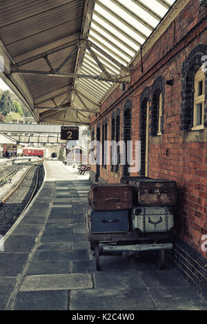 Alte Gepäck am Bahnhof in Llangollen Llangollen, Wales, Großbritannien Stockfoto