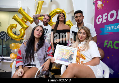 (Von hinten links) Geordie Shore Darsteller, Aaron Chalmers, Abbie Holborn, Nathan Henry, Marnie Simpson (vorne) und Chloe Fähre von Geordie Ufer nach dem scheitern bei dem Versuch, den Weltrekord von Chicken Nuggets in 3 Minuten für ein Guinness Rekordversuch bei MTV in London gegessen zu brechen, noch vor der ersten Episode von Jahreszeit 15, die heute Abend ausgestrahlt wird. Stockfoto