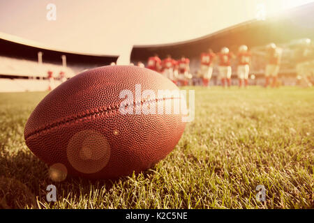 Nahaufnahme eines American Football auf dem Feld in der Sonne Stockfoto