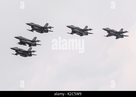 RADOM, Polen - 27. AUGUST 2017: Unbekannter Piloten aus der polnischen Armee Lockheed Martin F-16 während der Air Show Radom 2017 Stockfoto