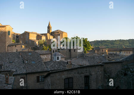 Haus Gebäude und ein prominenter Kirche und Glockenturm in Orvieto Altstadt, Mittelitalien, Umbrien Region. Stadt unterhält eine alte mittelalterliche Charakter Stockfoto