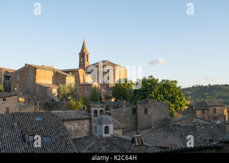 Haus Gebäude und ein prominenter Kirche und Glockenturm in Orvieto Altstadt, Mittelitalien, Umbrien Region. Stadt unterhält eine alte mittelalterliche Charakter Stockfoto