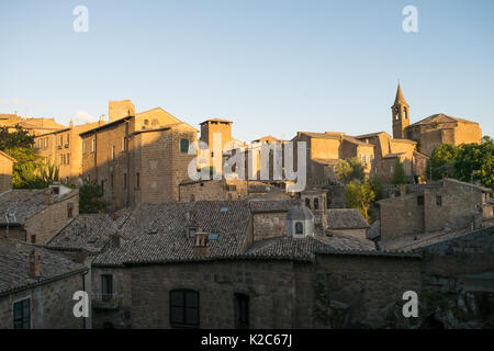 Haus Gebäude und ein prominenter Kirche und Glockenturm in Orvieto Altstadt, Mittelitalien, Umbrien Region. Stadt unterhält eine alte mittelalterliche Charakter Stockfoto