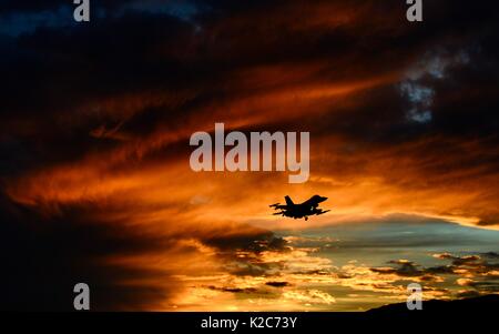 Ein US Air Force F-16 Fighting Falcon Jet Fighter Aircraft fliegt unter den Wolken bei Sonnenuntergang 27. Januar 2017 über die Souda Bucht, Griechenland. Stockfoto