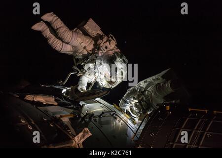 Die NASA ISS Expedition 50 prime Besatzungsmitglieder amerikanischen Astronauten Peggy Whitson (links) und Shane Kimbrough Arbeiten im Außenbereich der ISS während einer EVA spacewalk März 30, 2017 im Erdorbit. Stockfoto