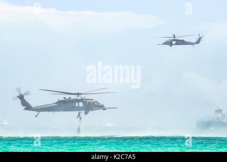 Us-Soldaten Aufstieg aus dem Wasser heraus und in ein US Air Force HH-60G Pave Hawk Hubschrauber während der Nationalen Gruß zu Americas Helden in der Luft und auf See zeigen, 27. Mai 2017 in Miami Beach, Florida. Stockfoto