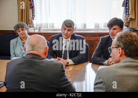 Us-Landwirtschaftsminister Sonny Perdue erfüllt mit den argentinischen Landwirtschaftsminister Ricardo Buryaile August 11, 2017 in Washington, DC. Stockfoto