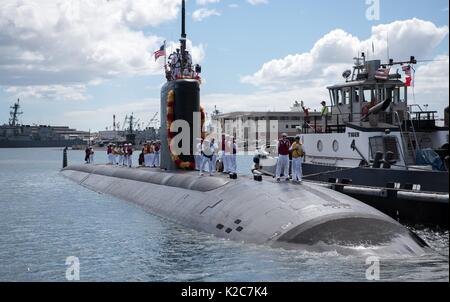 Die US-Marine Los Angeles-Klasse schnell-Angriffs-U-Boot USS Santa Fe kehrt nach Hause zurück, um die gemeinsame Basis Pearl Harbor-Hickam August 15, 2017 in Pearl Harbor, Hawaii. Stockfoto