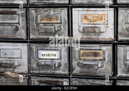 Aktenschrank Schublade. Eisen Karteikasten für Dokumente. Möbel für das