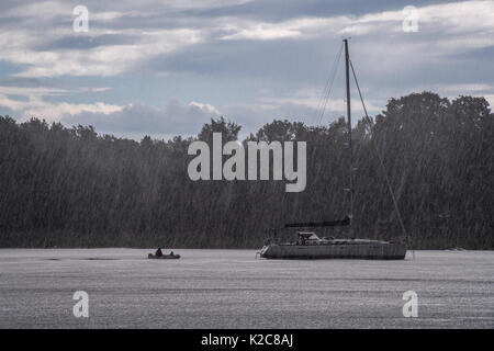 Segelboot in regensturm Stockfoto