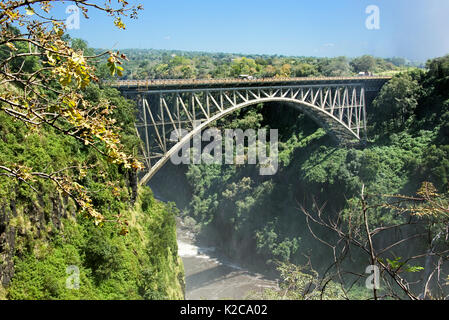 Victoria Falls Brücke, wie aus Sambia Seite gesehen Stockfoto