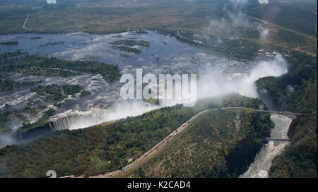 Panoramablick auf das Luftbild Victoriafälle in voller Kraft und Victoria Falls Brücke Sambia/Simbabwe Stockfoto