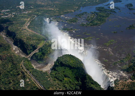 Panoramablick auf das Luftbild Victoriafälle in voller Kraft und Victoria Falls Brücke Sambia/Simbabwe Stockfoto