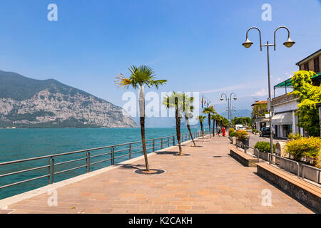 Promenadenstraße in Iseo Stadt am Lago d'Iseo See, Lombardei, Italien. Berühmte italienische Resort. Der Iseosee (Lago d'Iseo) ist die 4. größte See in der Lombardei Stockfoto