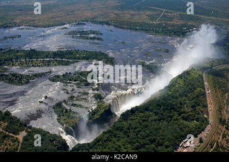 Panoramablick auf das Luftbild Victoriafälle in voller Kraft und Victoria Falls Brücke Sambia/Simbabwe Stockfoto