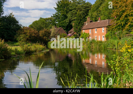 Riverside Cottage entlang des Flusses Itchen Navigation 2017, Winchester, Hampshire, UK Stockfoto