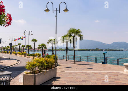 Promenadenstraße in Iseo Stadt am Lago d'Iseo See, Lombardei, Italien. Berühmte italienische Resort. Der Iseosee (Lago d'Iseo) ist die 4. größte See in der Lombardei Stockfoto