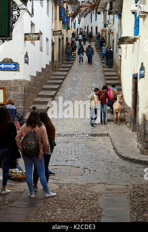 Touristen auf steilen gepflasterten Straße, San Blas, Cusco (Weltkulturerbe), Peru, Südamerika Stockfoto