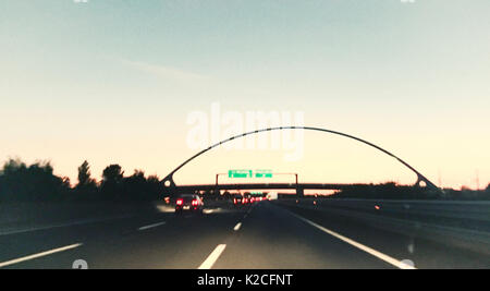 Blick aus dem Auto von der Brücke von Santiago Calatrava entworfen, von der Autobahn A1, Reggio Emilia, Italien Stockfoto