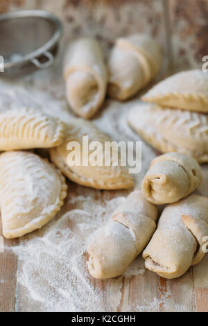 Roll cookies mit Muttern auf einen hölzernen Tisch. Georgische Dessert. Croissants, Gebäck, Brötchen. Stockfoto