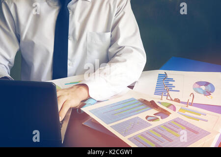 Mann mit Laptop im Büro. Analyse der Unternehmensstrategie. Stockfoto