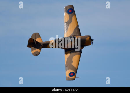 Die nordamerikanische T-6 Texan Harvard-Kriegstrainerin fliegt auf der Little Gransden Children in Need Airshow Stockfoto